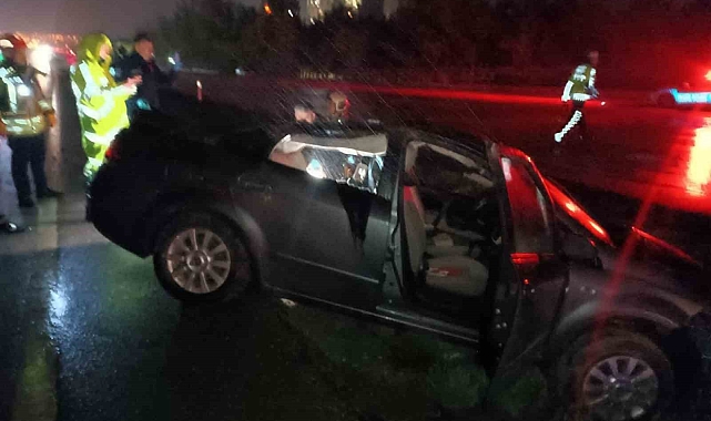 Ankara'da yağış nedeniyle kontrolden çıkan araç bariyere çarptı: 1 ölü, 5 yaralı