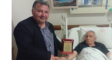 Iğdır medyasının koca çınarı Deniz'e hasta yatağında plaket
