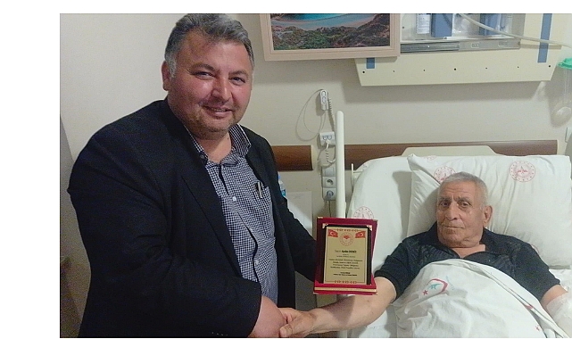 Iğdır medyasının koca çınarı Deniz'e hasta yatağında plaket