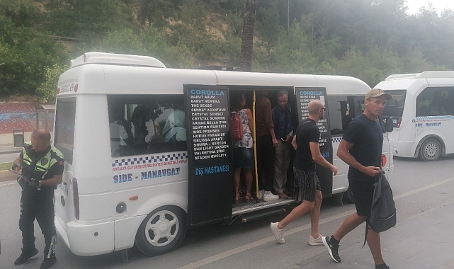 Minibüsteki turist sayısı görenlere pes dedirtti