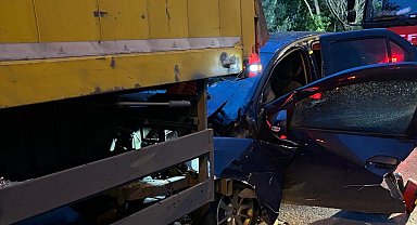 Otomobil, PTT kamyonuna ok gibi saplandı: 1 ölü, 2 yaralı