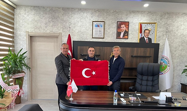 Şehit ve Gaziler Derneği Başkan Toka'ya Türk Bayrağı hediye etti