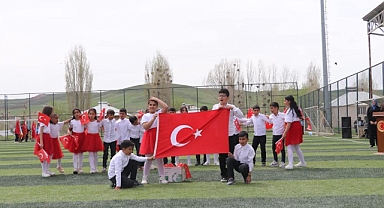 Tutak'ta 23 Nisan çocuk bayramı törenle kutlandı