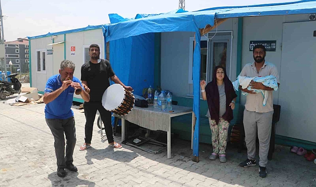 15 yıl sonra dünyaya gelen erkek torun, davul ve zurnayla karşılandı