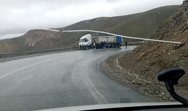 2 tırın kafa kafaya çarpışması sonucu 2 kişi yaralandı
