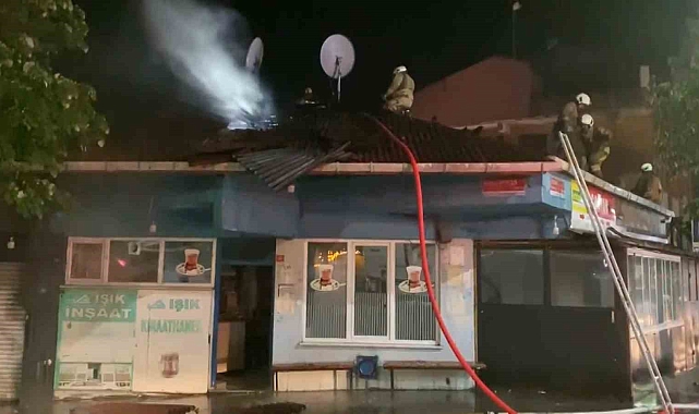 4 iş yerinin olduğu bina alev alev yandı