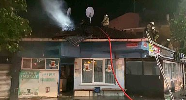 4 iş yerinin olduğu bina alev alev yandı