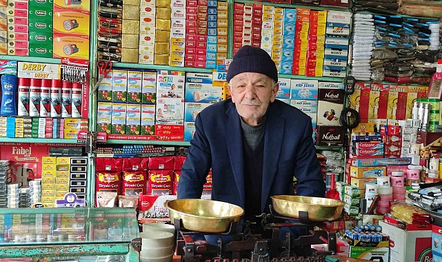 56 yıldır aynı dükkânı işleten Cengiz Çelik'in düzenli iş yeri dikkat çekiyor