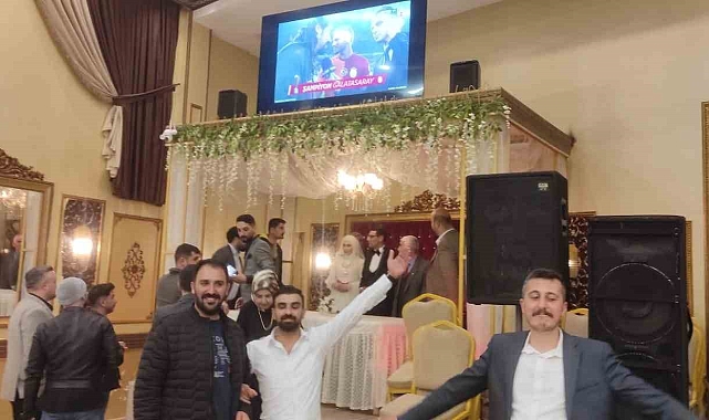 Ağrı'da bir düğün töreninde, davetlilerle birlikte şampiyonluğu kutlandı