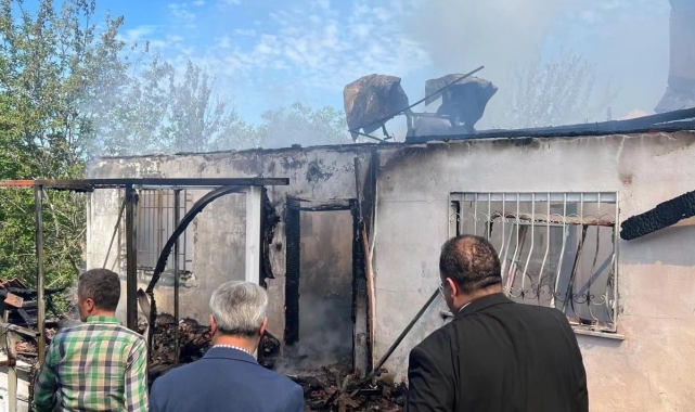 Alevlere teslim olan ev kullanılmaz hale geldi