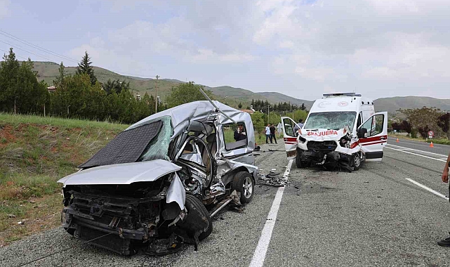 Ambulans ile hafif ticari araç çarpıştı 2'si polis 6 yaralı var