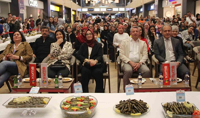 Anneler, en lezzetli yaprağı sarmak için hünerlerini sergiledi