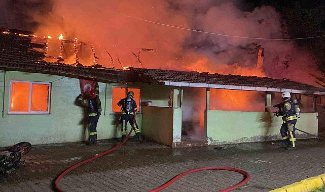 Annesiyle içinde bulunduğu evi yaktı
