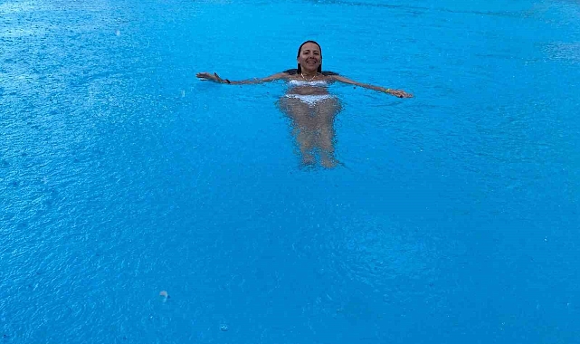 Antalya'da tatilciler, yağmura yakalandı