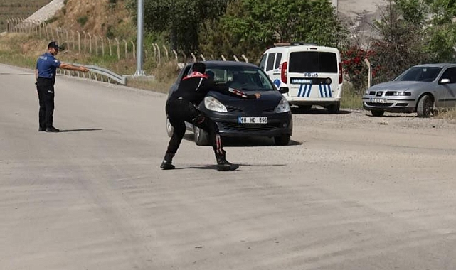 Aracı polislerin üzerine süren sürücü, yürekleri ağza getirdi