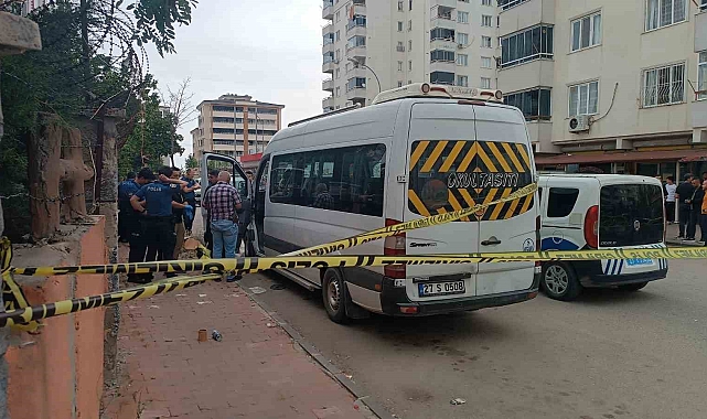 Aracında silahlı saldırıya uğrayan servis sürücüsü hayatını kaybetti