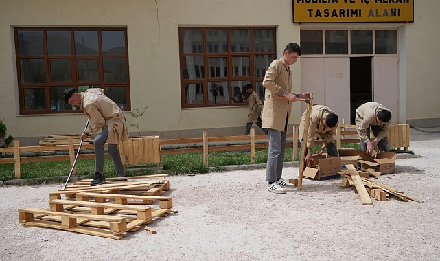 Arı gibi çalışan öğrenciler, atık malzemeleri, geri dönüştürerek üretim yapıyor