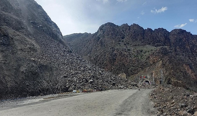 O yolu kullananlar dikkat! Heyelan nedeniyle trafiğe kapatıldı