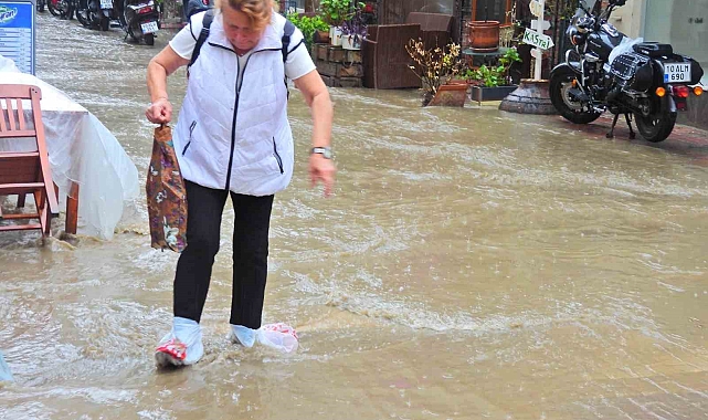 Balıkesir'de etkili olan sağanak yağış nedeniyle yollar göle döndü