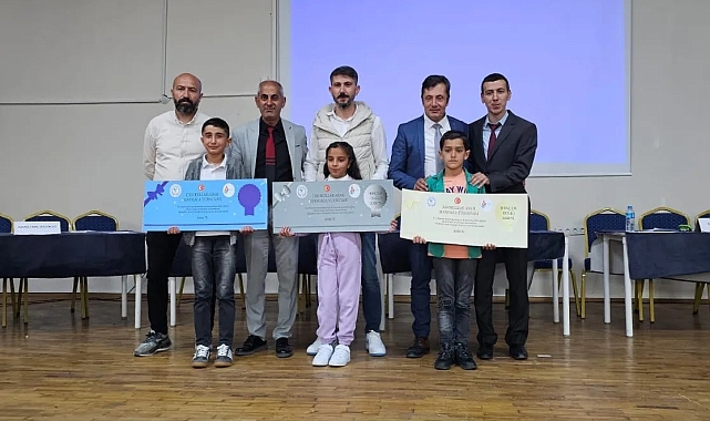 'Bil Bakalım Bilgi Yarışması'nda dereceye giren öğrencilere ödülleri verildi