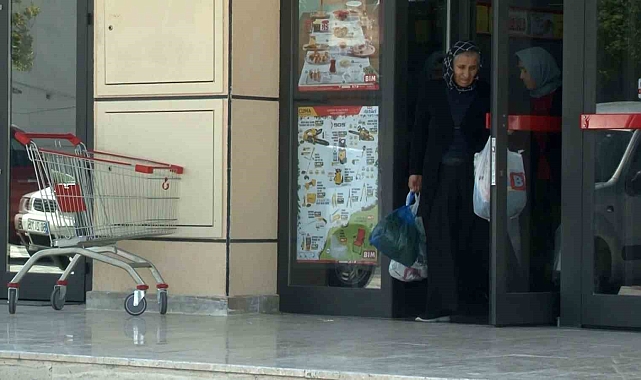 BİM şubesinde 'skandal' görüntü