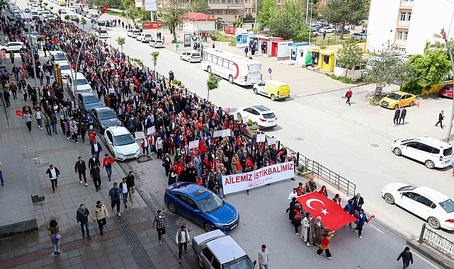 'Biz Büyük Bir Aileyiz' yürüyüşüne, binlerce kişi katıldı