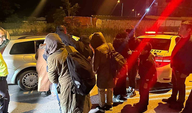 Bulgar plakalı otomobilin içinden 17 kişi çıktı