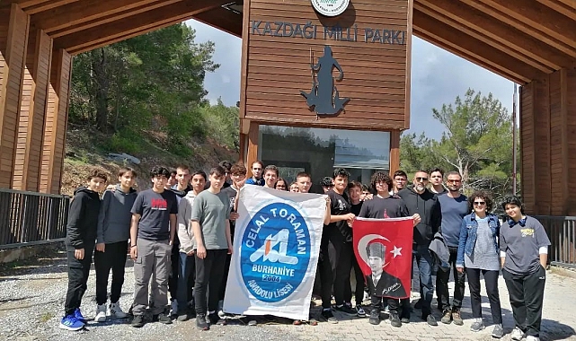 Burhaniye'de liseli gençler Kazdağlarının endemik bitkilerini inceledi