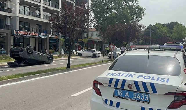 Bursa'da Park-Halindeki-Otomobile-Carpti-Takla-Atti