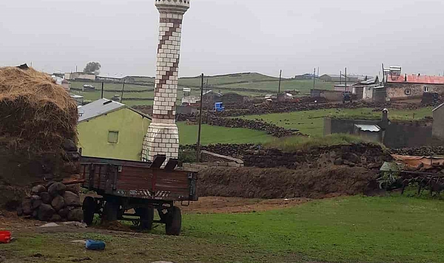 Cami minaresine Yıldırım düştü