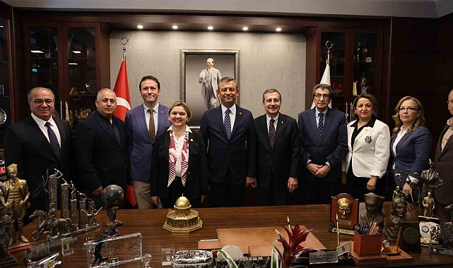 CHP Genel Başkanı Özel'den Eskişehir'de merkez belediyelerine ziyaret
