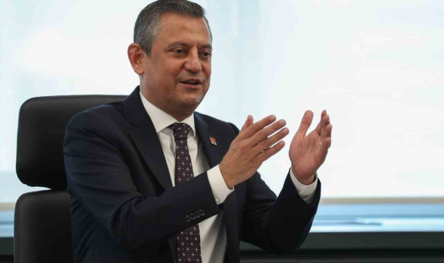 CHP lideri Özel: "Siyasetçilerin el sıkışmadığı dönemlerin sonu demokrasi için felaket olmuştur"