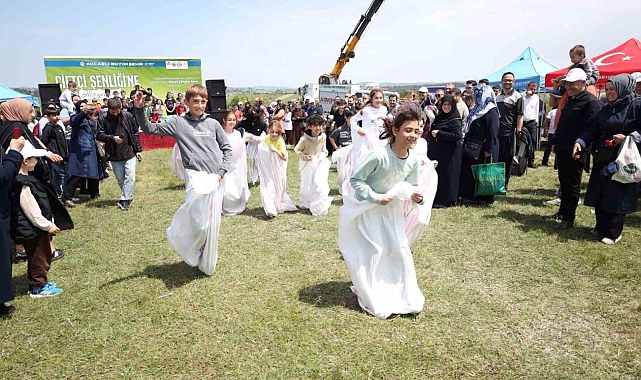 Çiftçiler ve aileleri kıyasıya yarışı, renkli görüntülere sahne oldu
