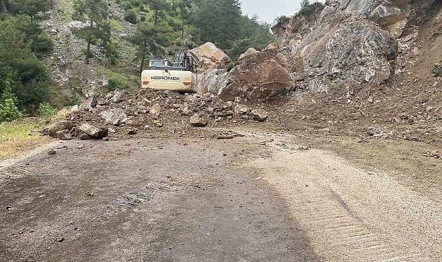 Devasa kayaların düşmesi sonucu yolu ulaşıma kapandı