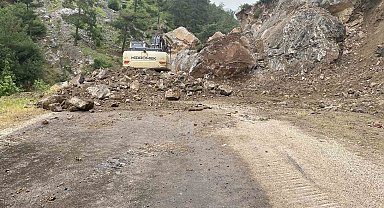 Devasa kayaların düşmesi sonucu yolu ulaşıma kapandı