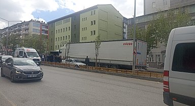 Direksiyon hakimiyetini kaybeden otomobil, refüj ile tır arasında sıkıştı