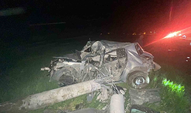 Direksiyon hâkimiyeti kaybedilerek elektrik direğine çarpan otomobilin sürücüsü hayatını kaybetti