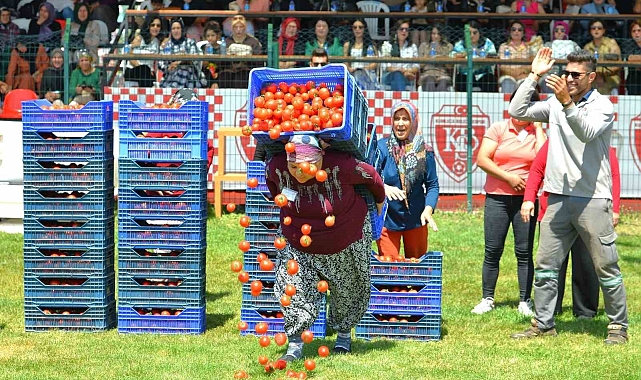 Domates kasası taşıma yarışmasında, kadınlar, erkeklere taş çıkarttı