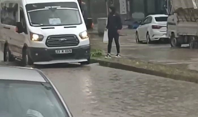 Elazığ'lı şoför, yağmur sularının ortasında kalan yolcuyu, kendi kapısından içeri aldı