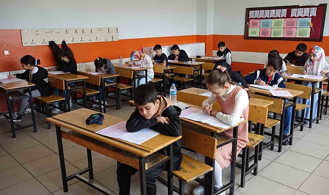 Erciş'te 'Kitap Kurdu Yarışması yapıldı