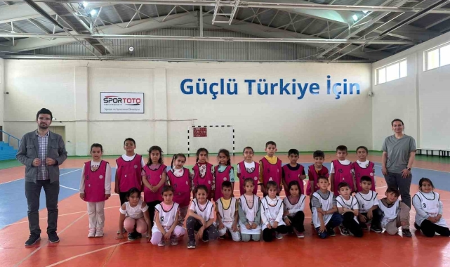 Eskil'de geleneksel çocuk oyunları oynanıyor
