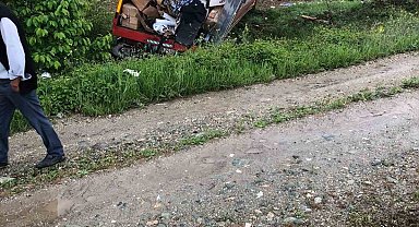 Ev eşyası taşıyan kamyon tarlaya uçtu