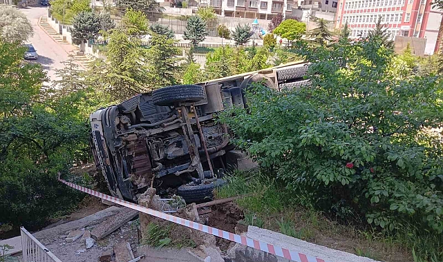 Freni arızalanan kamyon, "Yan taraftaki yolu kaçış rampası olarak kullanmış"