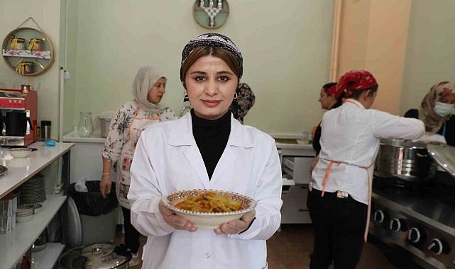 Gastronomi atölyesinde yöresel yemekler üretiliyor, aşçılar yetiştiriliyor