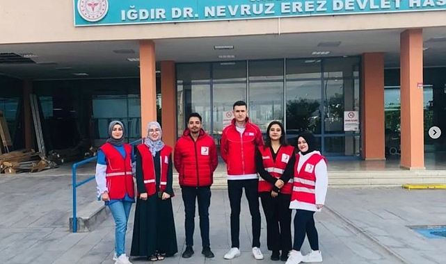 Genç Kızılay, Anneler ve Hemşireler gününde gül dağıttı