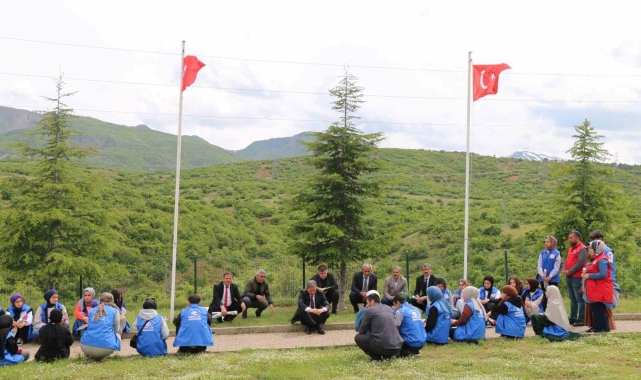 Gençler 33 şehidin anıtına karanfil bıraktı