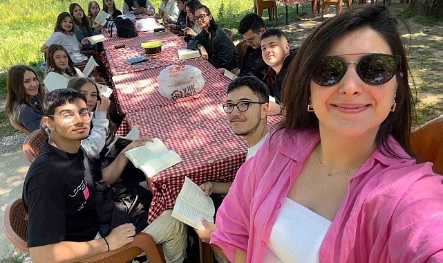 Göl kenarında, "Kitap benim-dışarıda okuma saati"