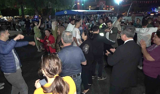 Hatay'ın Dörtyol ilçesinde Engelli gençlere temsili askerlik öncesi kına gecesi