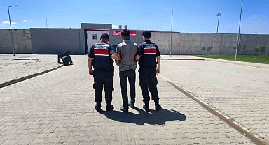 Hırsızlık suçundan aranan şahsı jandarma yakaladı
