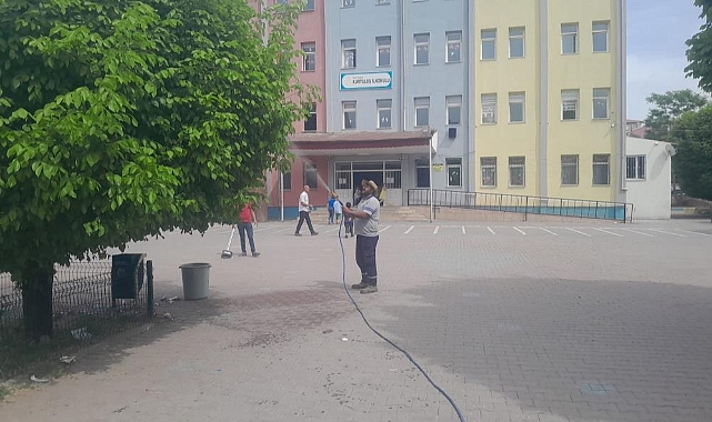 Iğdır Belediyesi okul bahçelerini ilaçlanıyor